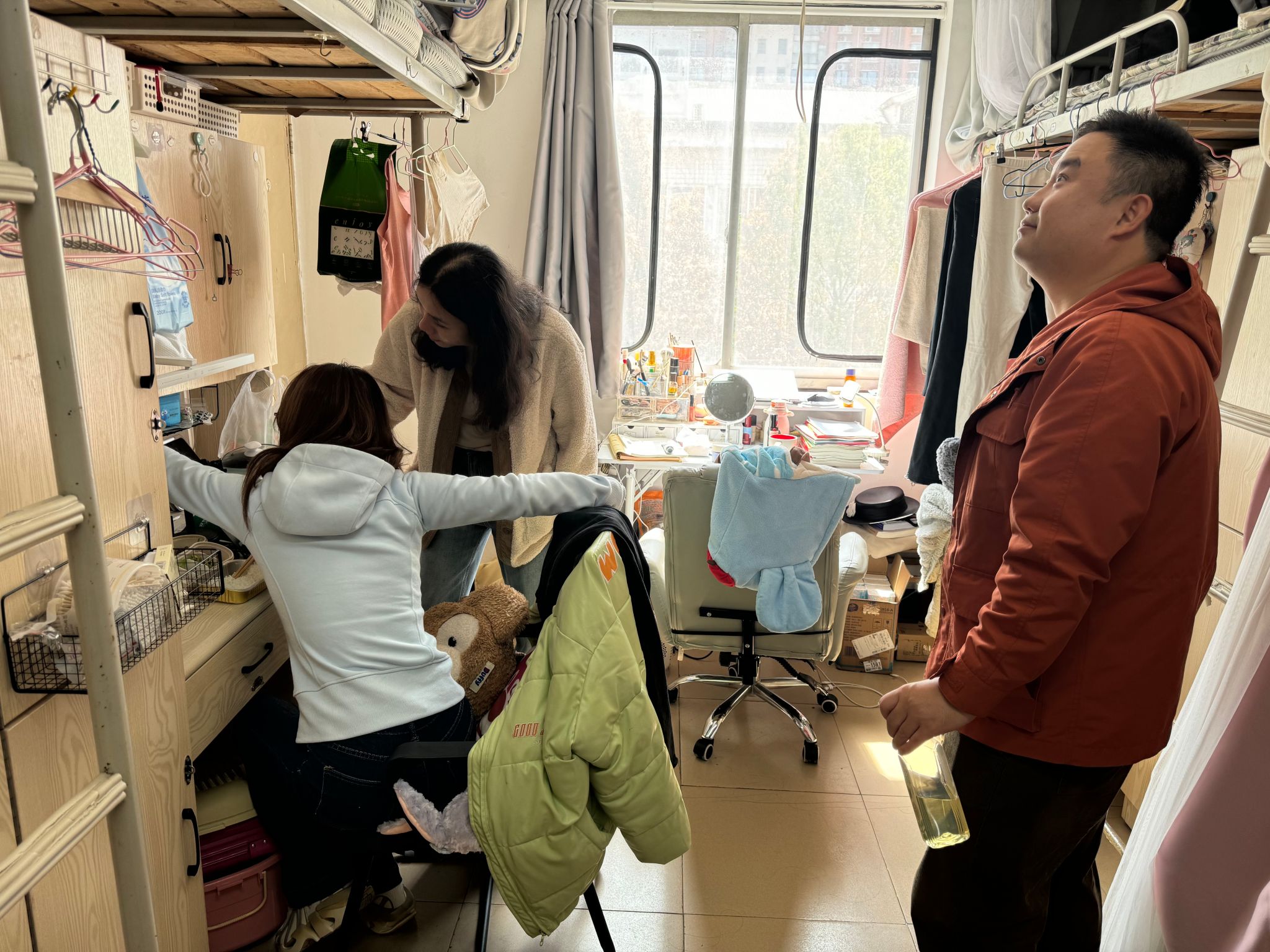 学院领导带队走访学生宿舍